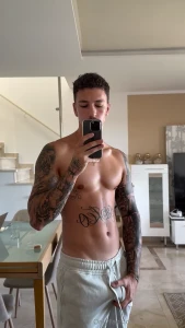 Che caldo con questa tuta mi aiuti a toglierla