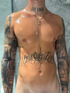 Se entri in bagno e mi trovi cos sotto la doccia che fai