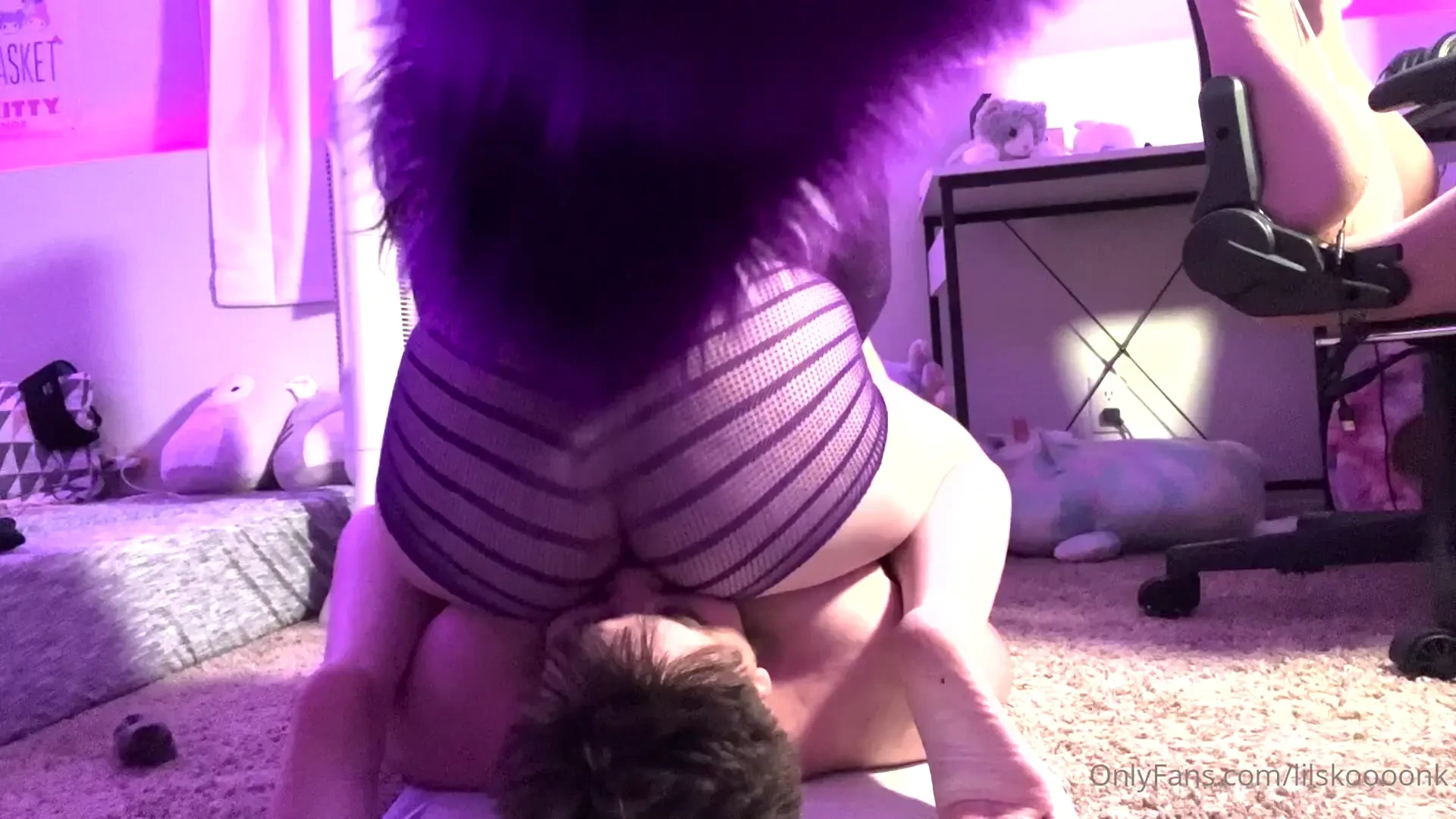 Reeeeally stinky farts from the bubble bootied purple skunkie hehe 