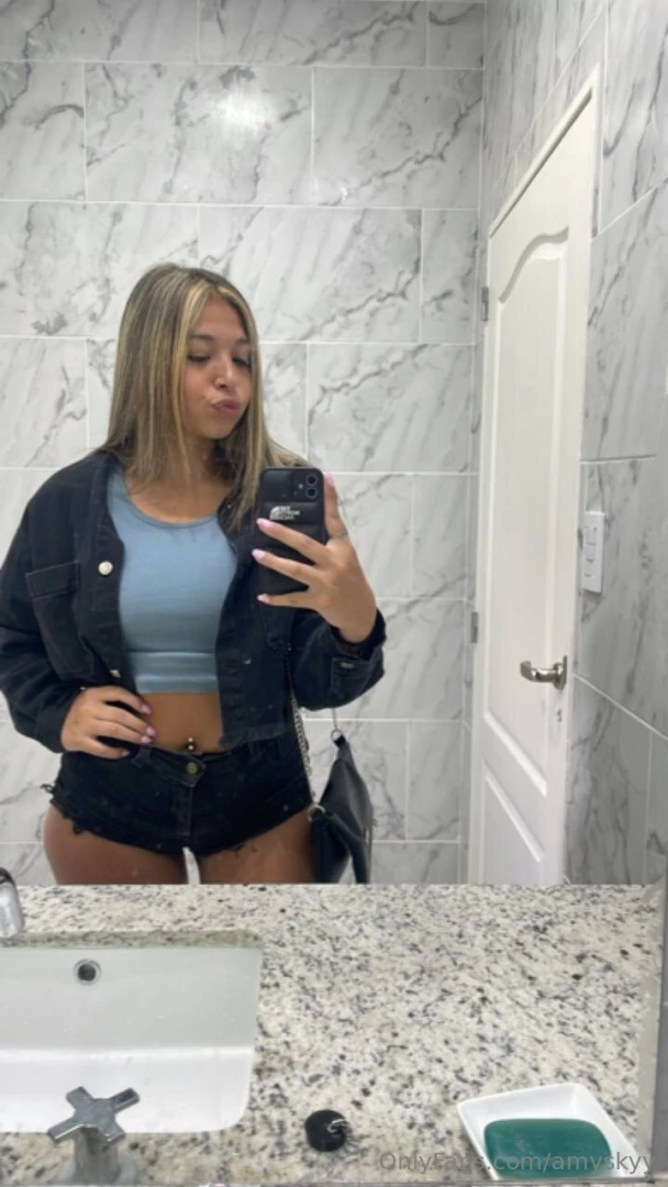 Bathroom selfies never go outta style 