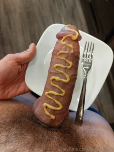 Who ordered the large sausage with mustard