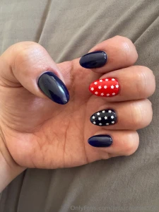 Wanna see my new nails and some mirror selfies before i got in the