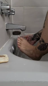 I m washing my feet and applying some argan oil only the best for my