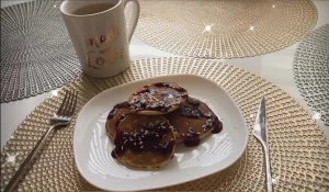 The evening starts with coffee and these delicious pancakes with berry