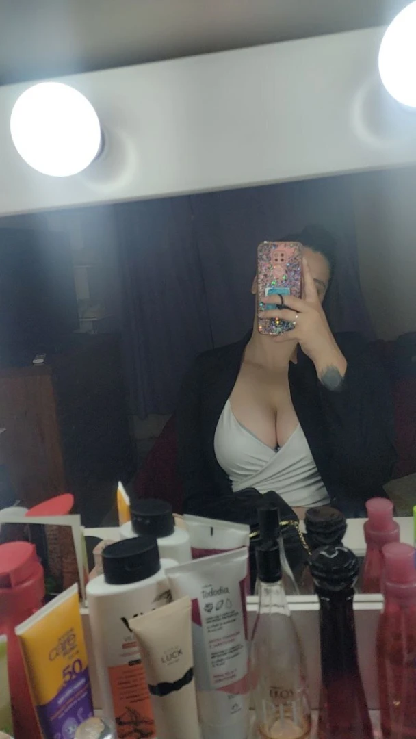 I am a pretty princess with huge tits ready to fulfill all your 