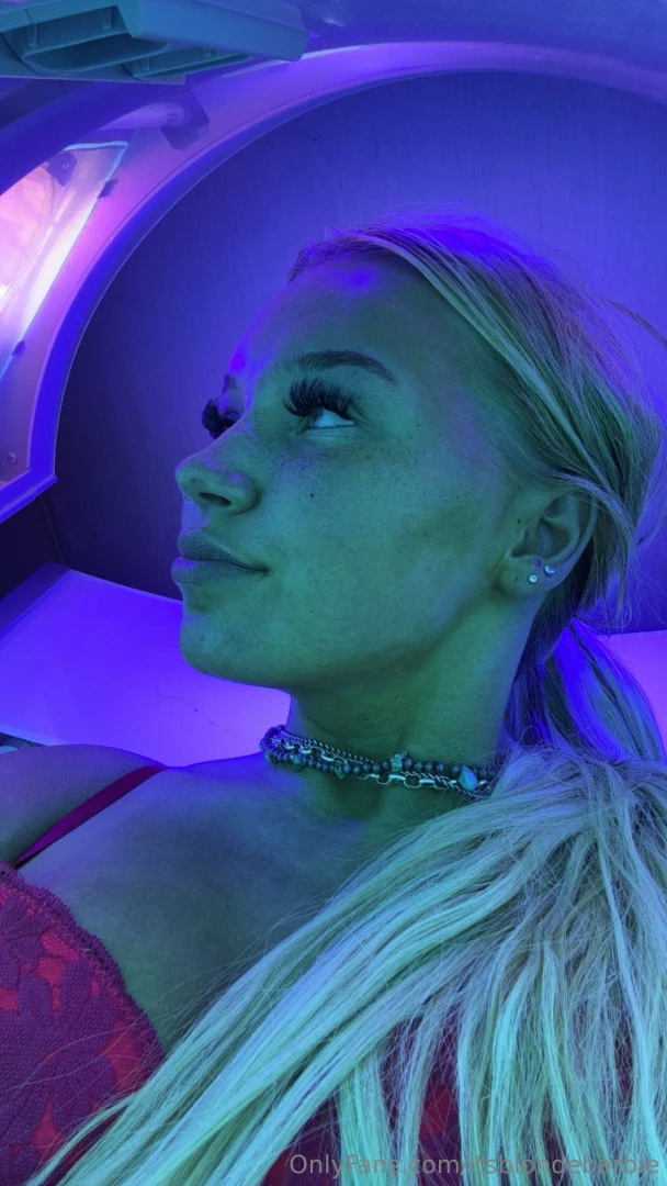 Girlfriend or fuckdoll material 