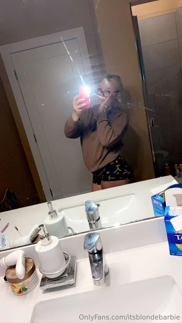 Who wants daily nude pics and my undivided attention 