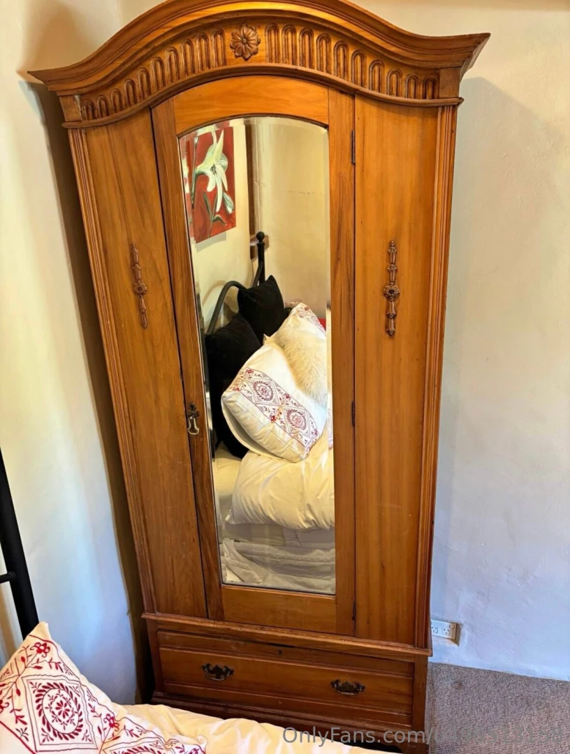 This wardrobe took me 2 full days to renovate but it looks so good now 