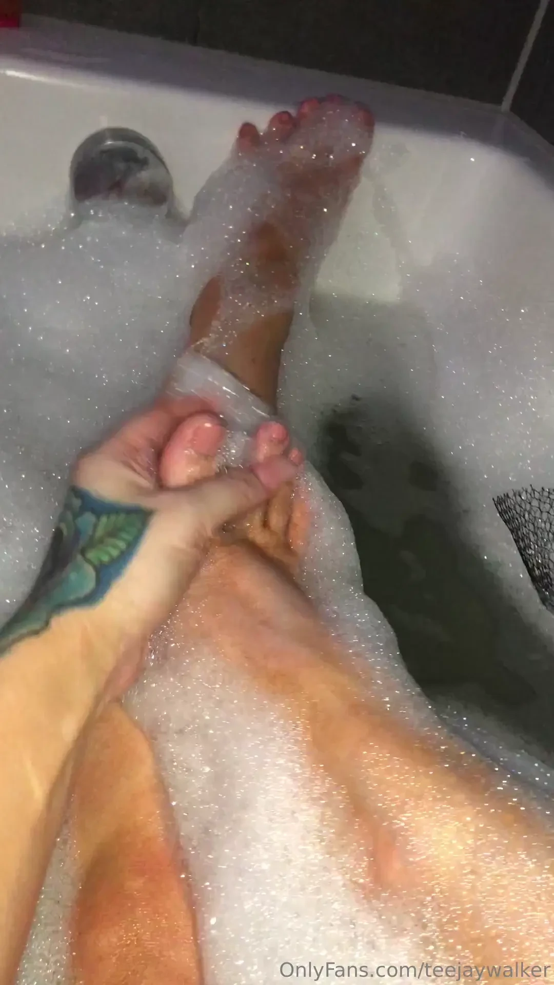 Bubble bath foot job 
