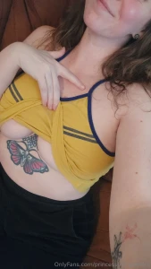 Good monday peek of underboob for the goon squad keep it up losers