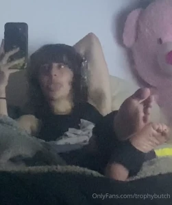 Worship my soles while i ignore u and play video games