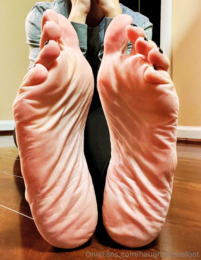 Close ups of my wrinkly soles and toes just how you like it 