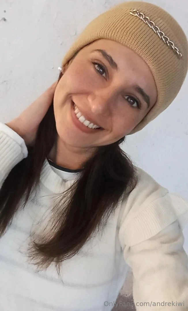 It s also sexy to wear a hat 
