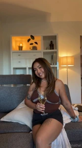 Hihi ska vi ta vit vin eller bjuder du mig p r tt