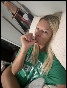 Mmm there s just something about the way my thumb feels between my