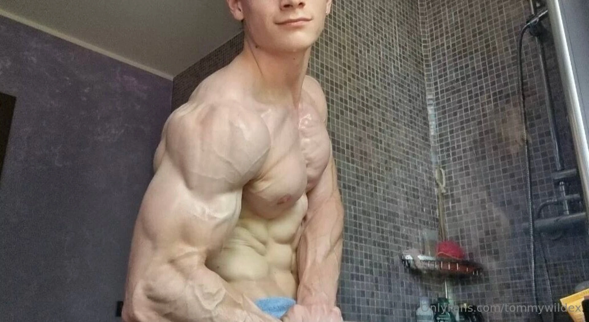 Insane veins and insane flex anyone else turned on 