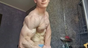 Insane veins and insane flex anyone else turned on