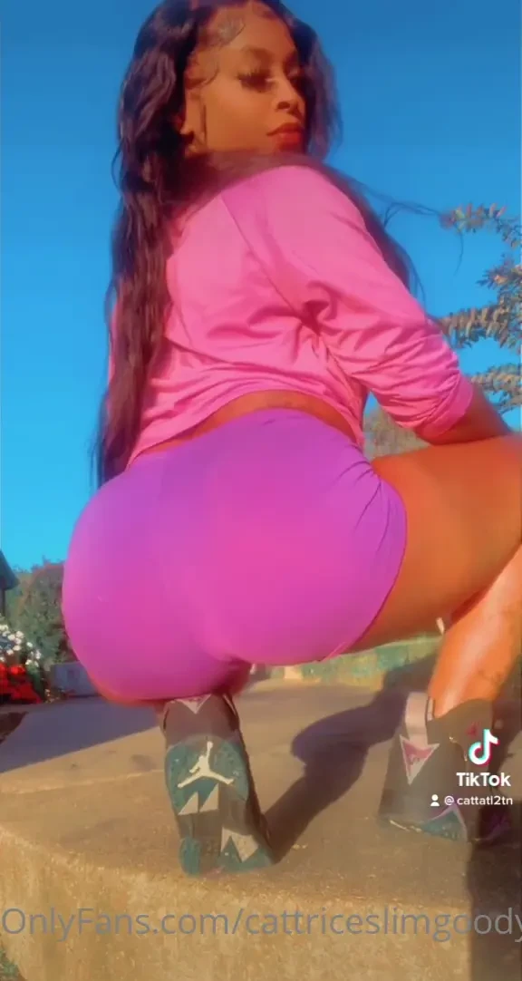 My pussy so fat it love to get beat with a bat 