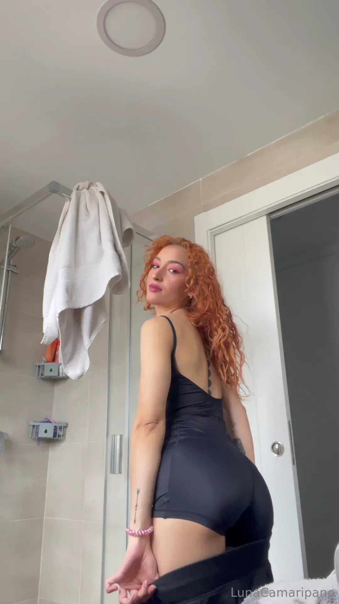 Acomp ame a vestirme y alistarme para salir por all te gusta mi outfit 