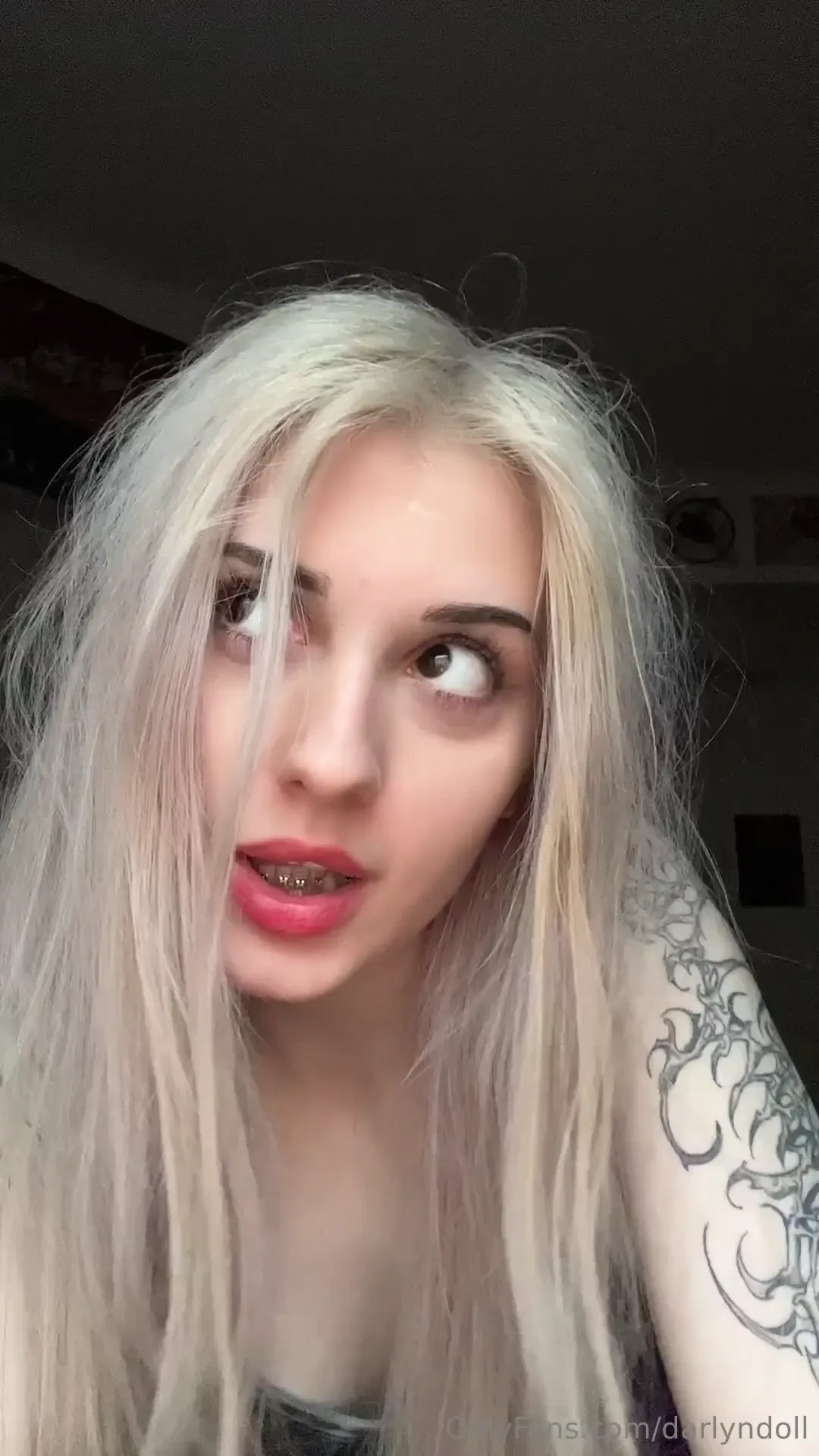 I cant stop looking at tstststs face 