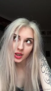 I cant stop looking at tstststs face