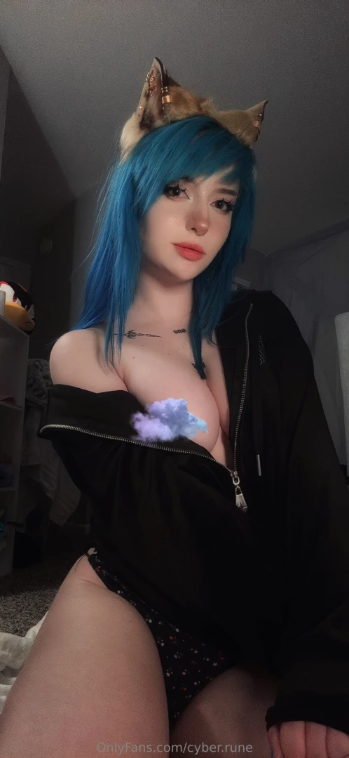 The b00bs did not want to stay in the sweatshirt cyber runevip 