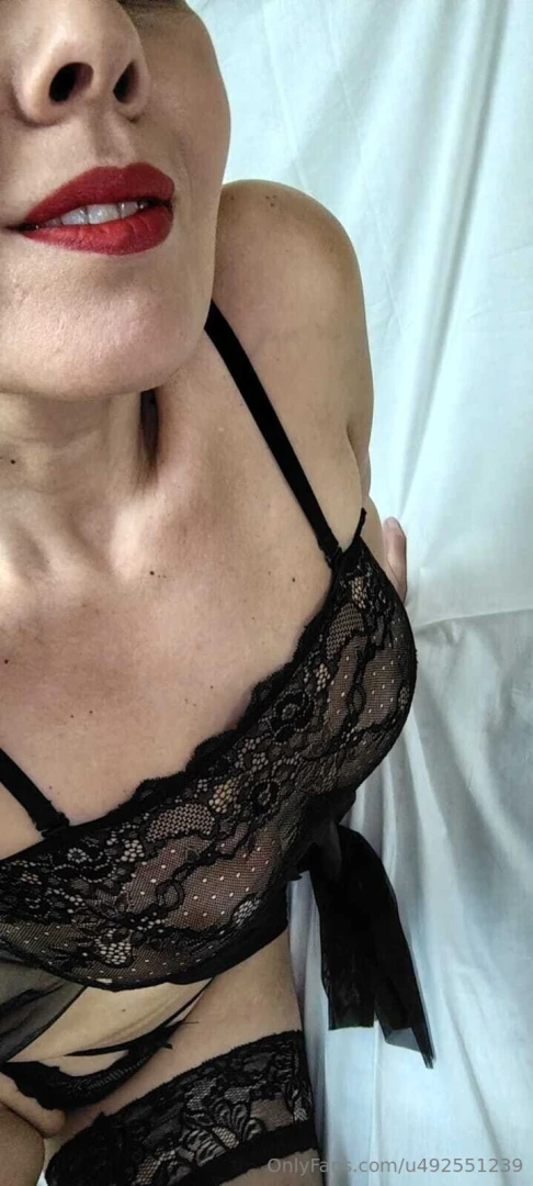 Stasera lascio parlare l intimo e il rossetto rosso il resto lo 