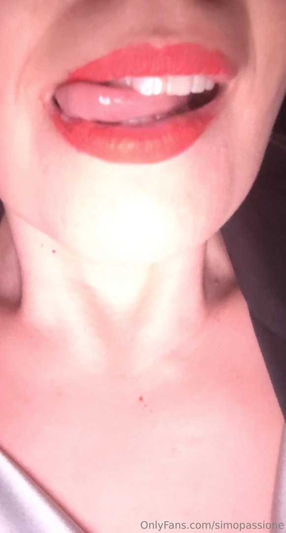 Un bacio caldo spudorato da una donna che sa esattamente cosa vuole 