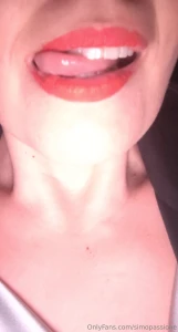 Un bacio caldo spudorato da una donna che sa esattamente cosa vuole