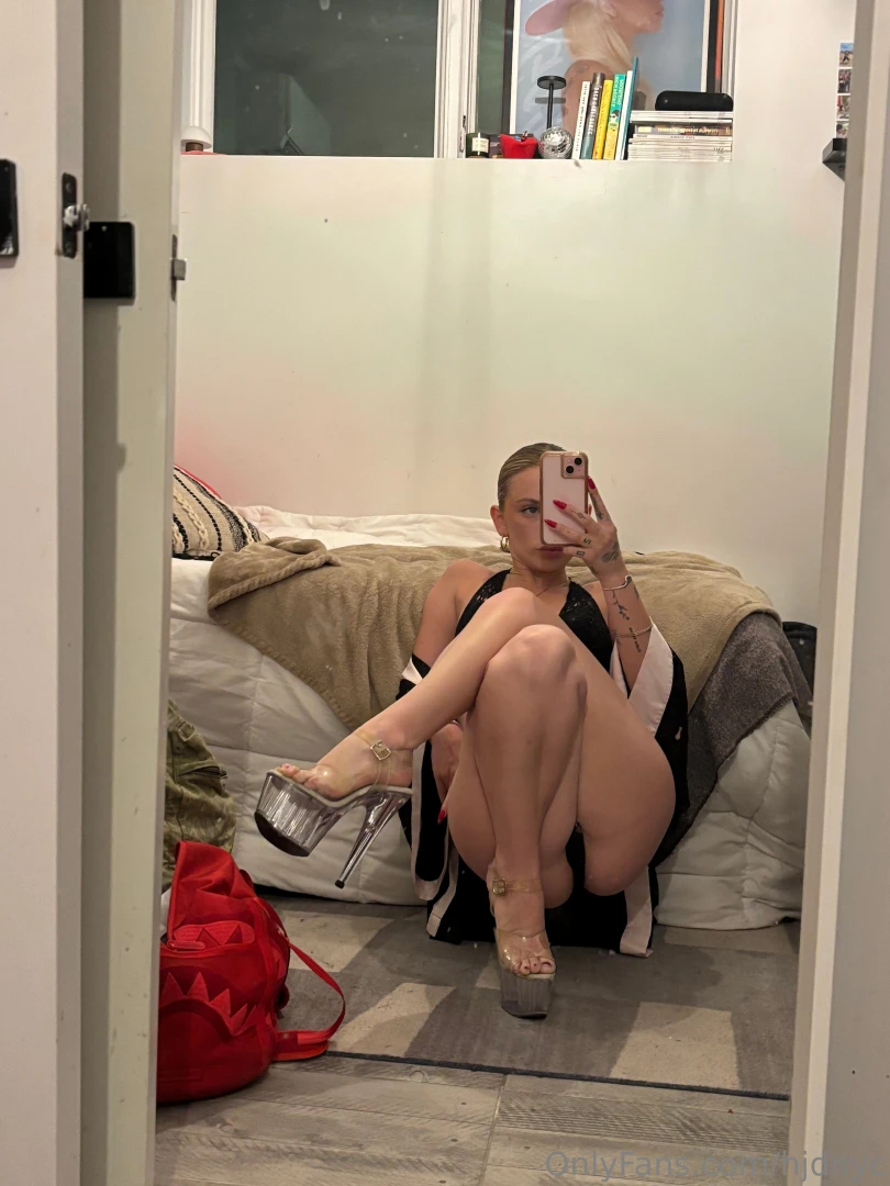 Just filled a full stop tease to nude ppv message me 