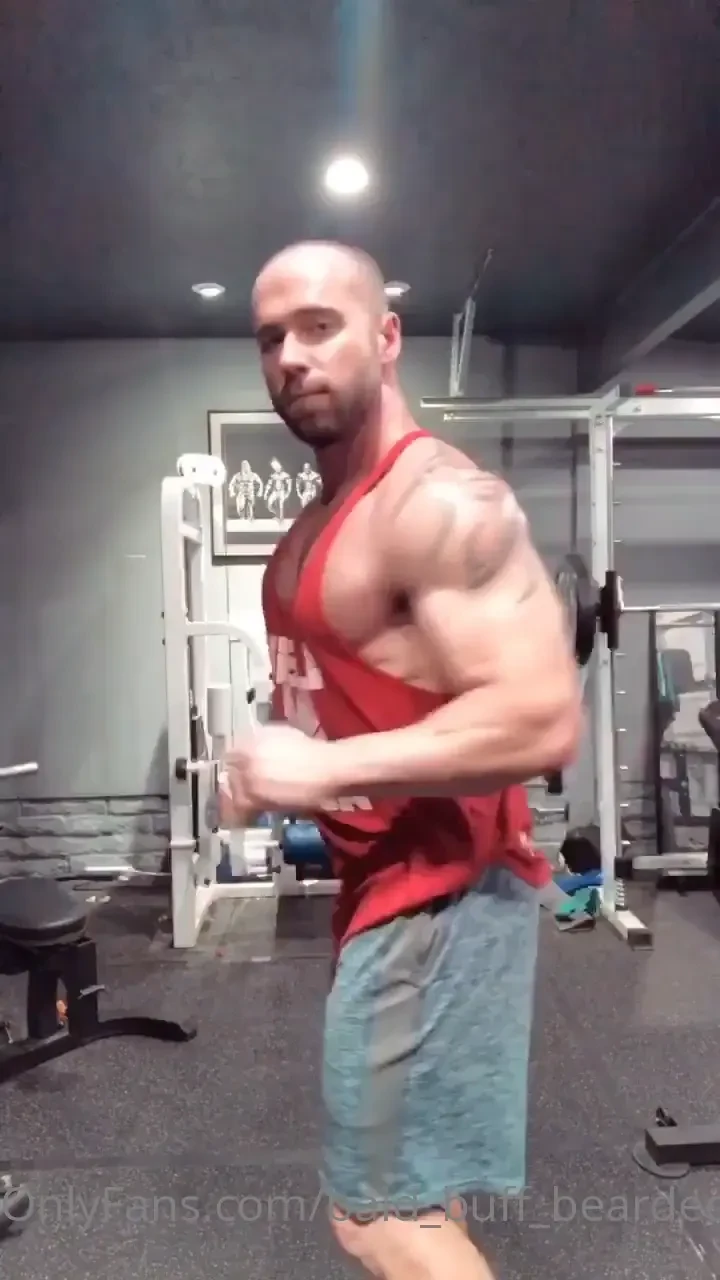 Who wants to see me shoot some content in the gym 