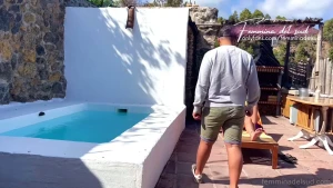 Ho scopato il tecnico ero a rilassarmi in piscina quando ad un tratto