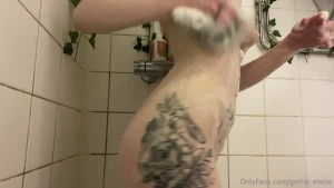 Olin iha rauhassa suihkussa mut kiima vei mukanaan ni piti hoitaa se