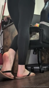 Do my dirty feet in flip flops make you squirm you gonna cum for your
