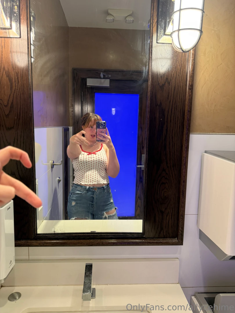 Wanna see the other pictures i took in the bathroom leave a 5 tip part 1 