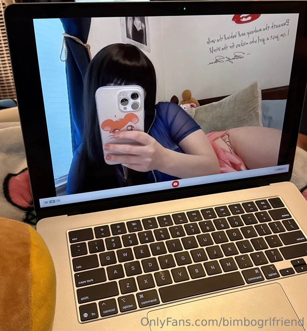 Did someone ask for slutty macbook selfies 