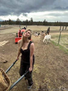 I m building a fence on my property so i can take content for you guys part 1