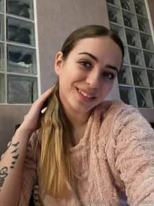 I m expecting a visit with friends my punctuality plays a cruel joke