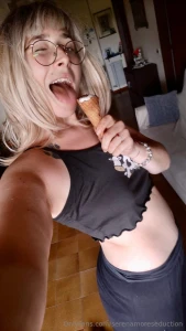 Visto che la bionda colpisce