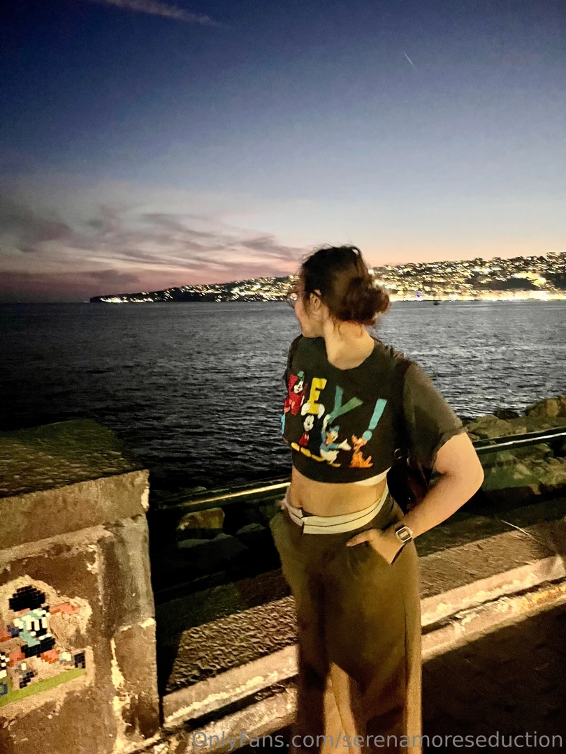 Napoli di sera meglio io o lo sfondo ditemelo nei commenti 