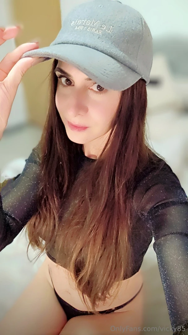 Baby baby do we do sexting or vcall with this look 