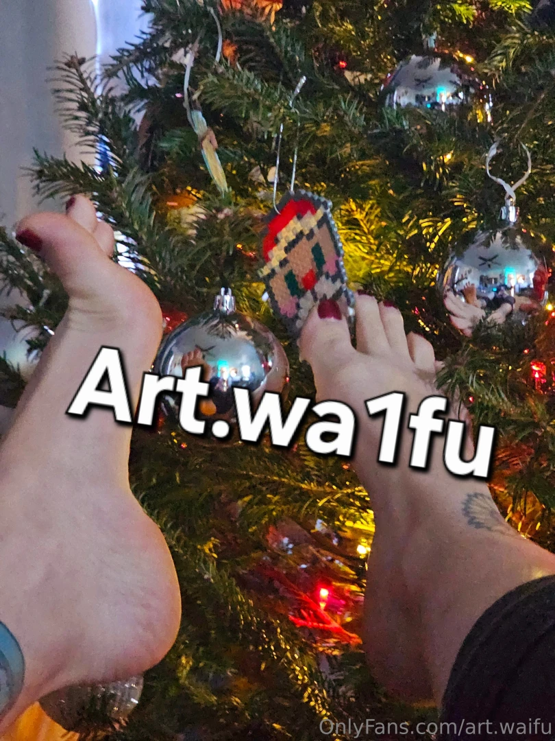 Happy feet friday holidays in full swing as my freshly pedicure d toes 