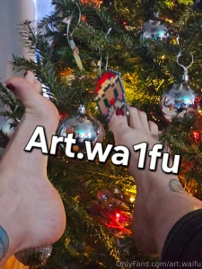 Happy feet friday holidays in full swing as my freshly pedicure d toes