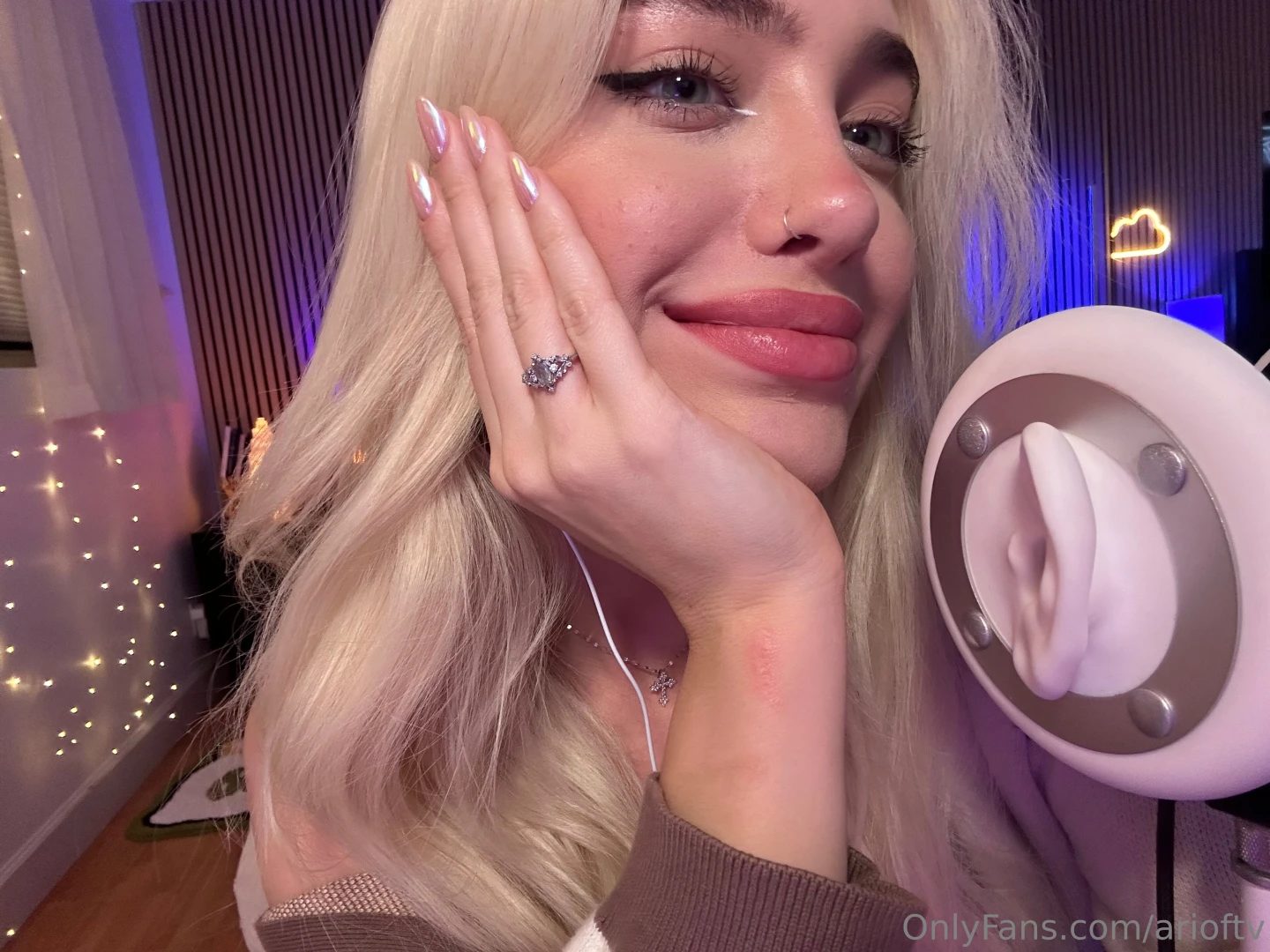 Just giving you a cute face 