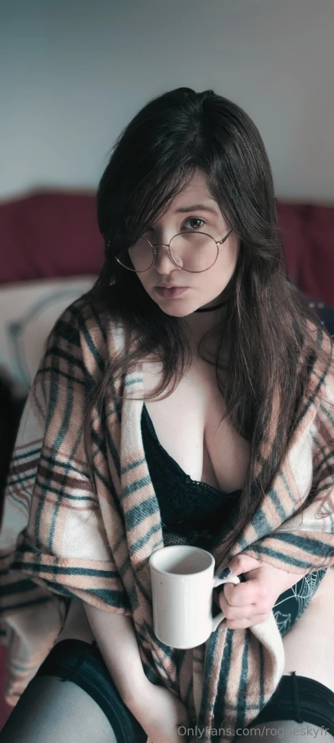 Cozy and slutty makes for oddly comfortable fyp glasses tits thighs 