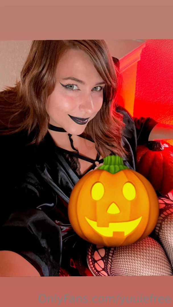 Halloween goth yuuie is back channeling my inner darkness or doing my 