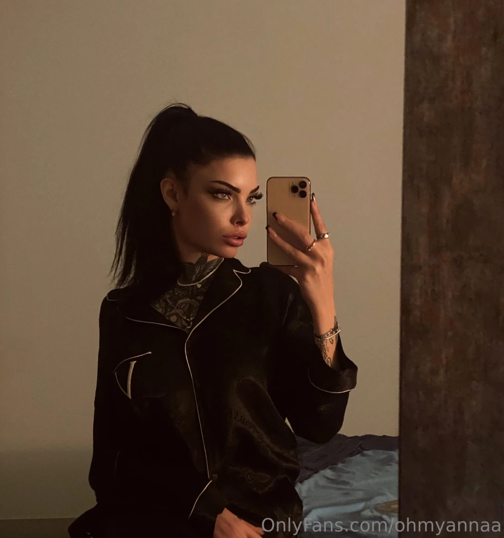 Sono sveglia fino a tardi vieni a farmi compagnia ti aspetto in chat 