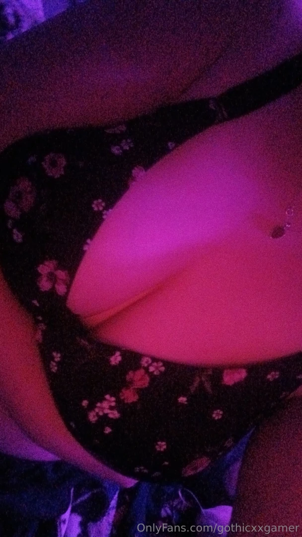 Tip 25 or more and i ll send a sneak peek of my pussy 