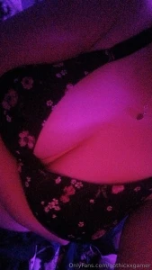 Tip 25 or more and i ll send a sneak peek of my pussy