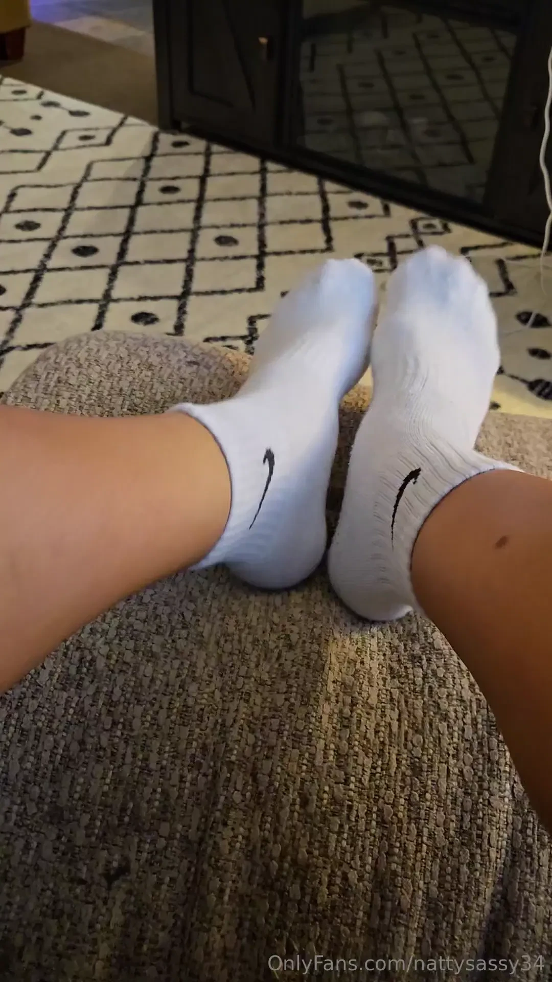 Socksssssss idk why but everytime i wear socks my feet look fake check 